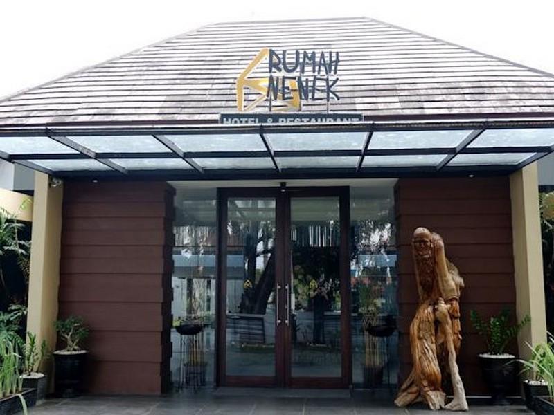 Rumah Nenek Hotel And Restaurant Паданг Экстерьер фото