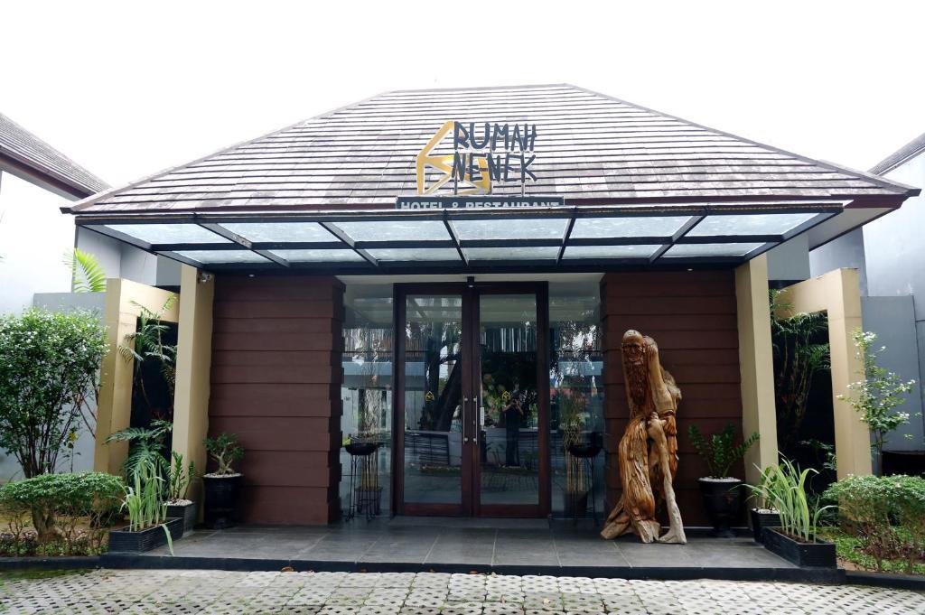 Rumah Nenek Hotel And Restaurant Паданг Экстерьер фото